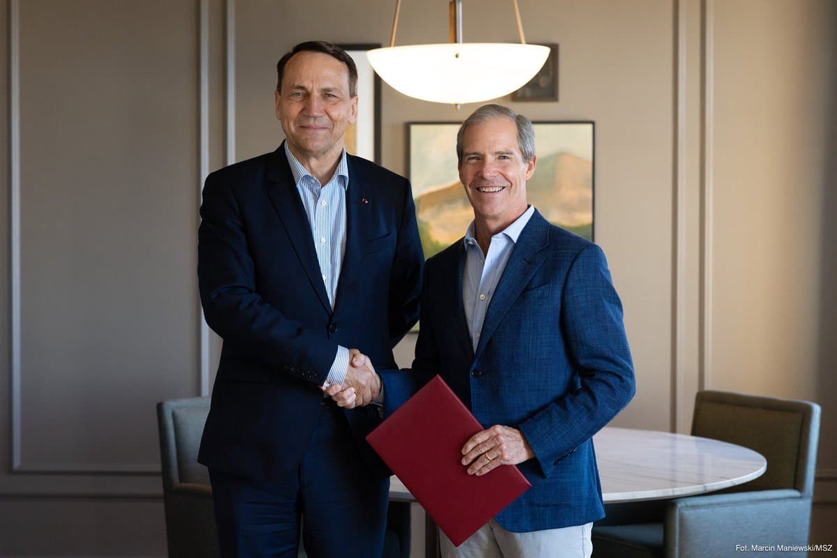 Wicepremier, minister spraw zagranicznych @sikorskiradek podczas wizyty w USA🇺🇸 wręczył akt nominacji na Konsula Honorowego p. Gregowi Flynn’owi🎖️. Tym samym wybitne grono Konsulów Honorowych RP powiększyło się do 220 osób, które dbają o mocną pozycję 🇵🇱 na świecie! https://t.co/aqucJaDDou