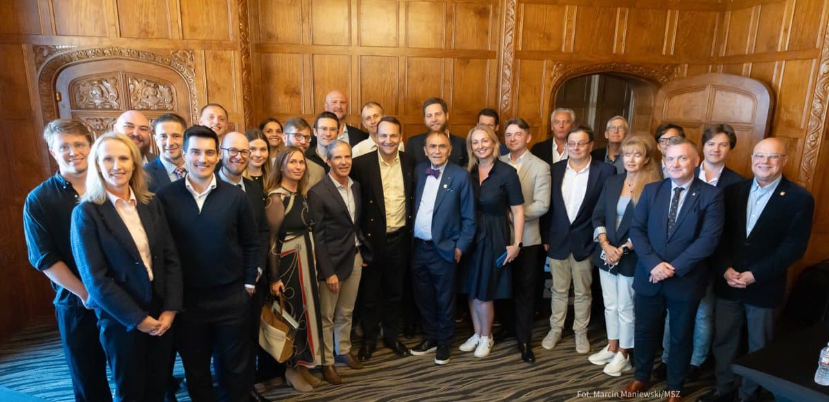 Wicepremier, minister spraw zagranicznych @sikorskiradek podczas wizyty w 🇺🇸 spotkał się z przedsiębiorcami z San Francisco i okolic 📊. Spotkanie odbyło się z inicjatywy nowo powołanego Konsula Honorowego Grega Flynna, który był gospodarzem wydarzenia, co stanowi kolejny https://t.co/YEyW7QIANf