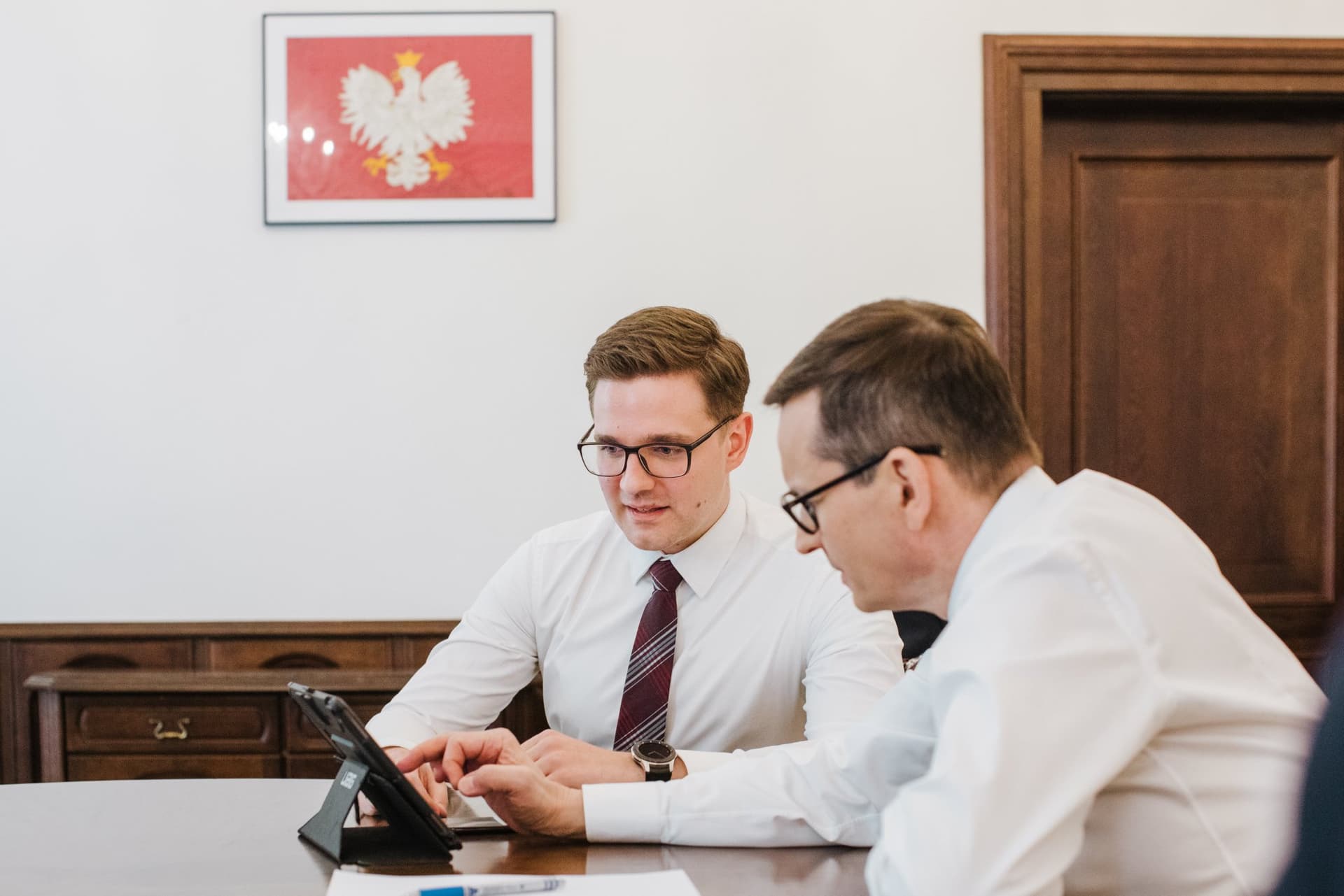 Polska stoi dziś przed wielką szansą na rozwój, lecz na tej drodze stoją Tusk i nadmierna skłonność niektórych do spisków. Jak na dłoni widać fatalne skutki tych rządów. Zapaść w finansach publicznych, drama w służbie zdrowia, rosnące ceny energii. Naszym celem musi być https://t.co/CV0EX5lxh5
