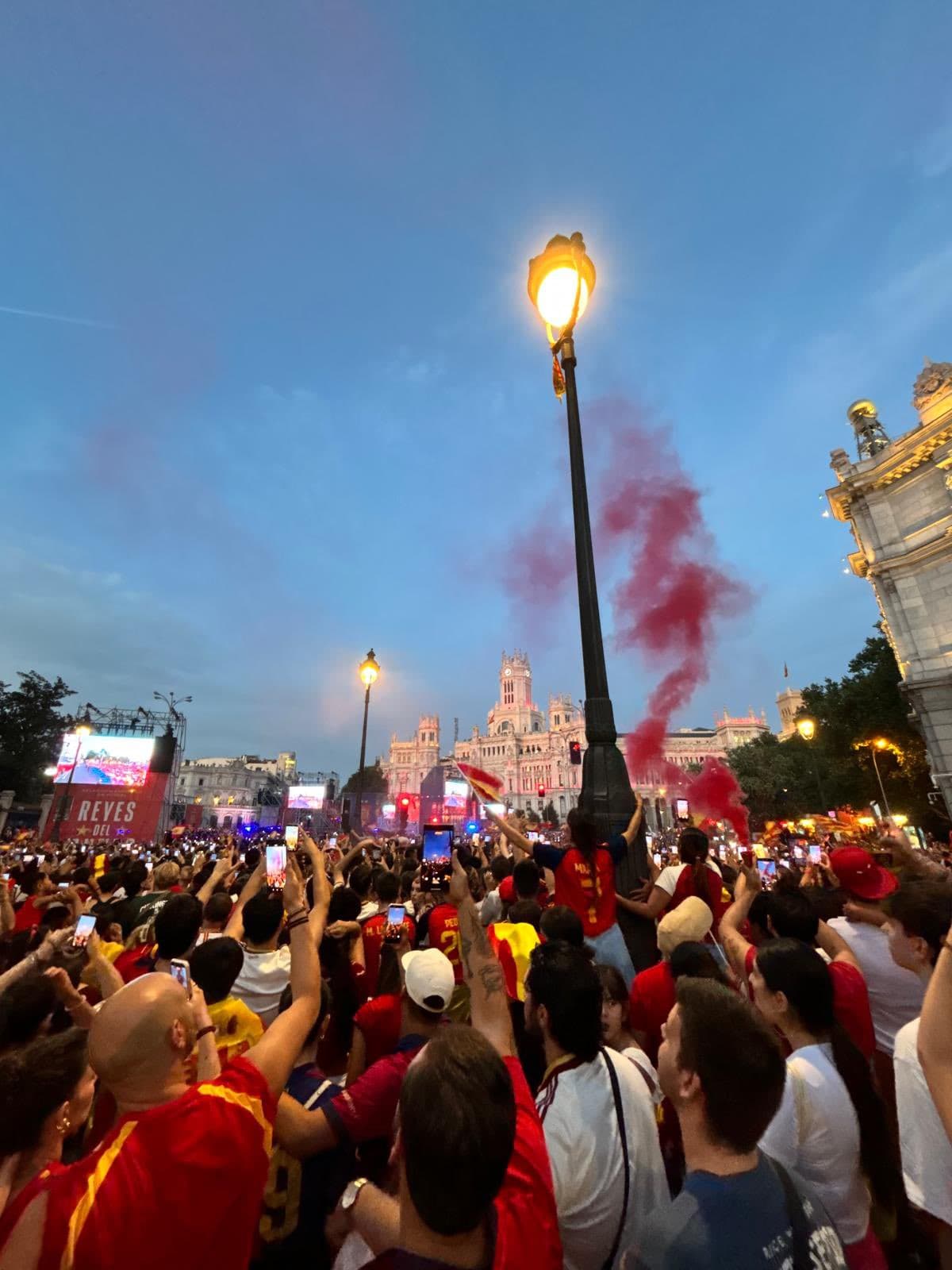 Qué alegría ver a todo un país tan unido en la calle celebrando. Ojalá esta alegría del Mundial nos dure a los españoles por mucho tiempo. ¡Viva este equipo! ¡Viva España! https://t.co/cljV4p1TU8