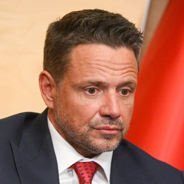 Jak to w ogóle skomentować⁉️ Warszawa Rafała Trzaskowskiego, który od lat zwalcza polski Marsz Niepodległości, objęła oficjalnym patronatem... obchody Dnia Niepodległości Ukrainy 🤯 Mamy prezydenta stolicy, który nie dość, że nigdy nie wsparł Marszu Niepodległości polskich
