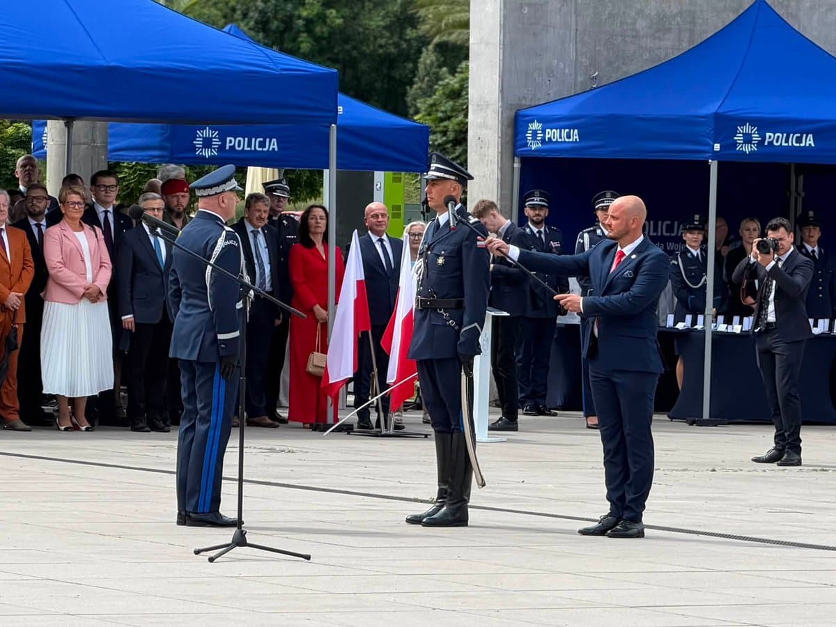 📍 W Gliwicach pod honorowym patronatem Komendanta Głównego Policji gen. insp. Marka Boronia trwają wojewódzkie obchody Święta Policji 🇵🇱 W uroczystościach uczestniczy Zastępca Komendanta Głównego Policji nadinsp. dr Rafał Kochańczyk. @PolicjaSlaska https://t.co/chg8nfsxsi