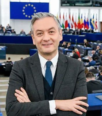 🔵 #GrupoFides | #ANF Una delegación del Parlamento Europeo encabezada por Robert Biedroń se reunirá este martes con el canciller Fernando Aramayo y posteriormente con diputados y senadores en la Asamblea Legislativa. Durante su visita a #LaPaz y #Uyuni se abordarán temas como