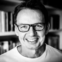 Płacimy więcej za kredyty, za benzynę, za chwilę i za inne produkty i usługi. Państwo wyda ogromne pieniądze, by pomóc uchodźcom i walczącym. Odbija się to już na każdej z naszych rodzin. To naprawdę niska cena - Ukraińcy walczą też za naszą wolność i nasze bezpieczeństwo. 1/2