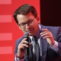 Zapytacie dlaczego deweloperzy biorą 2,6 tys. od metra. Odpowiedź jest prosta: bo mogą. Nie mają konkurencji w postaci spółdzielni, samorządów czy państwa i sami sobie wyznaczają standardy. W innych krajach tak się nie da.