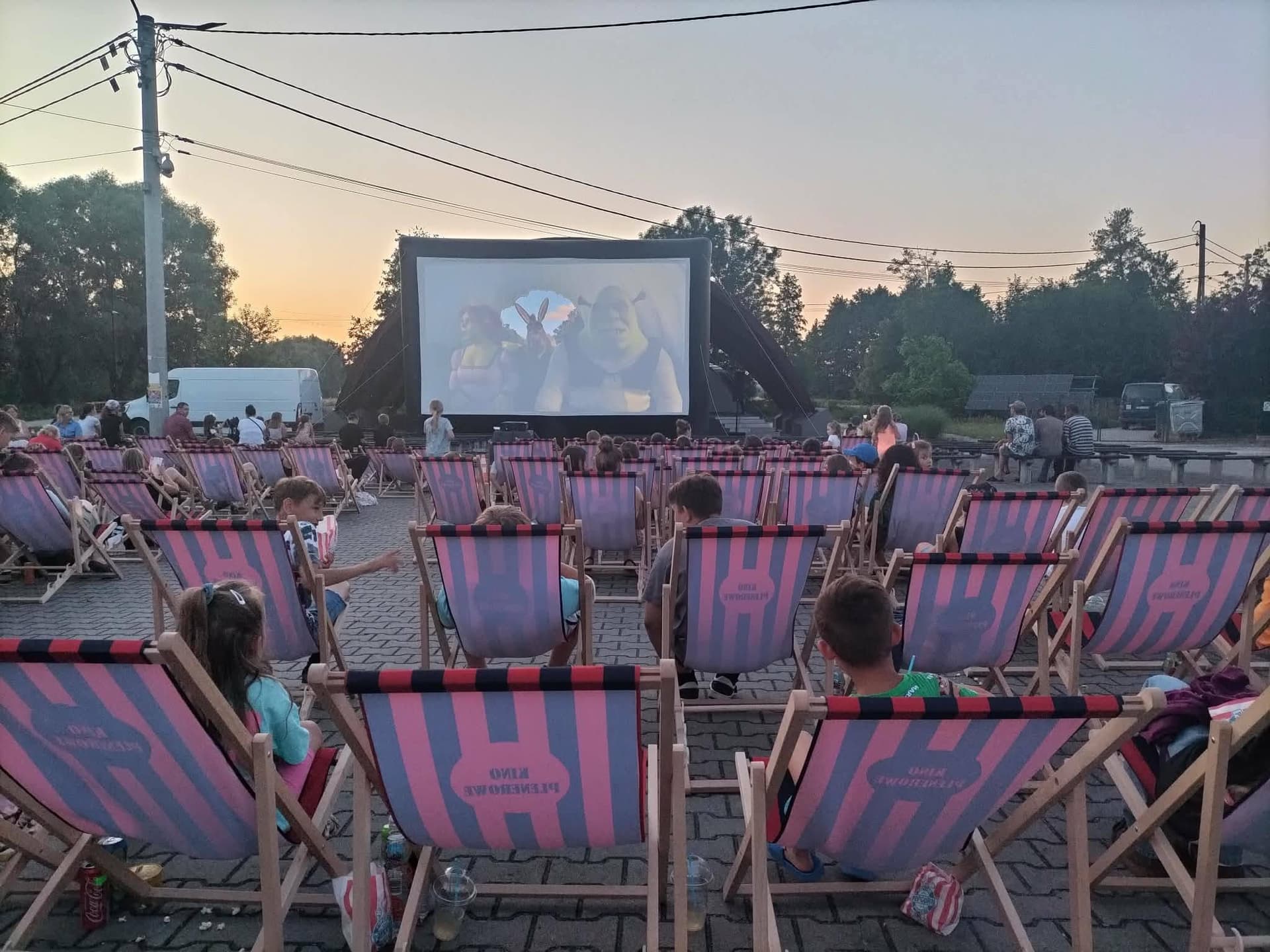 Kino pod gwiazdami i wspólna zabawa w Michałowie.