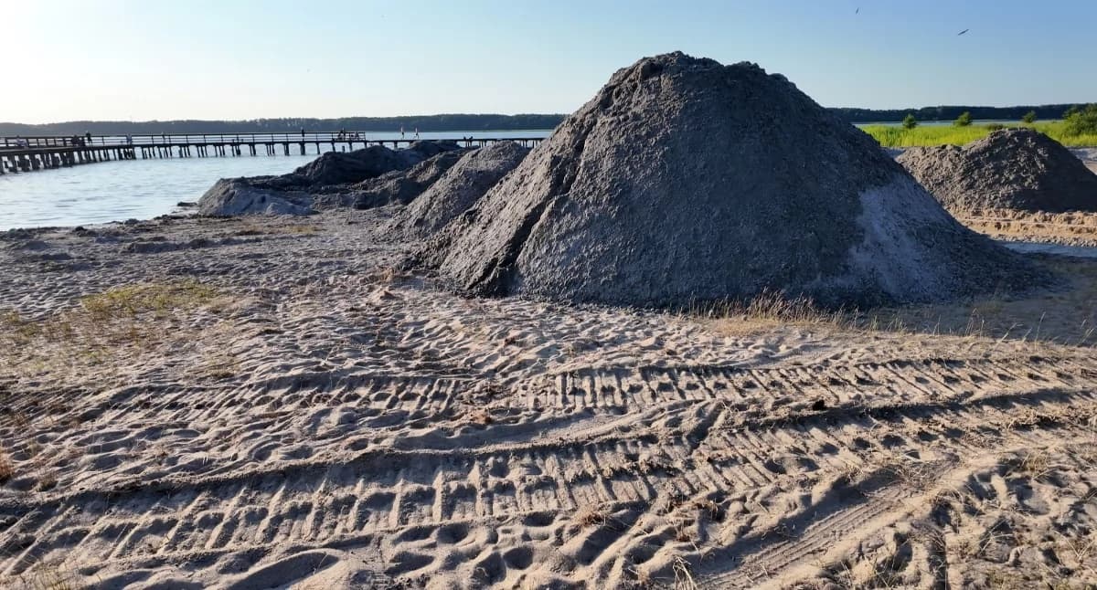 Spóźnione prace na plaży miejskiej w Piszu. Woda jak w Gangesie, nie jak na Mazurach 6