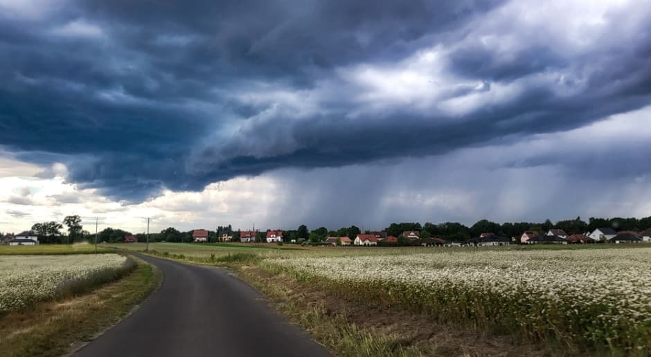 Dzisiaj, 8:34 IMGW ostrzega przed burzami i wichurami do 100 km/h. Sprawdź, gdzie pojawią się błyskawice
