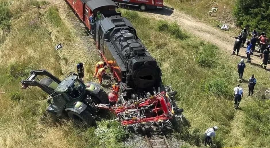 Pociąg osobowy staranował traktor na przejeździe. Straty to ponad 1,2 mln zł