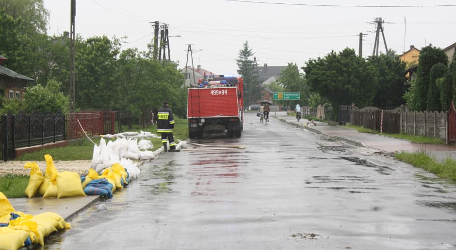 Lipówka pod Braniewem wezbrała. Strażacy zabezpieczyli brzegi workami z piaskiem
