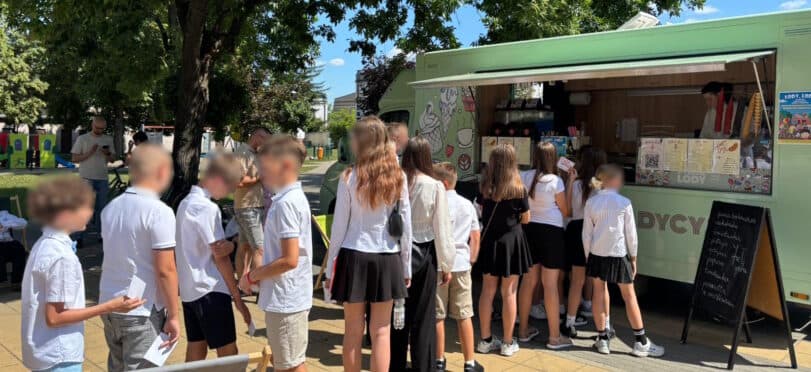 SŁODKI KONIEC ROKU! Tajemniczy darczyńca funduje lody dla prymusów z Terespola