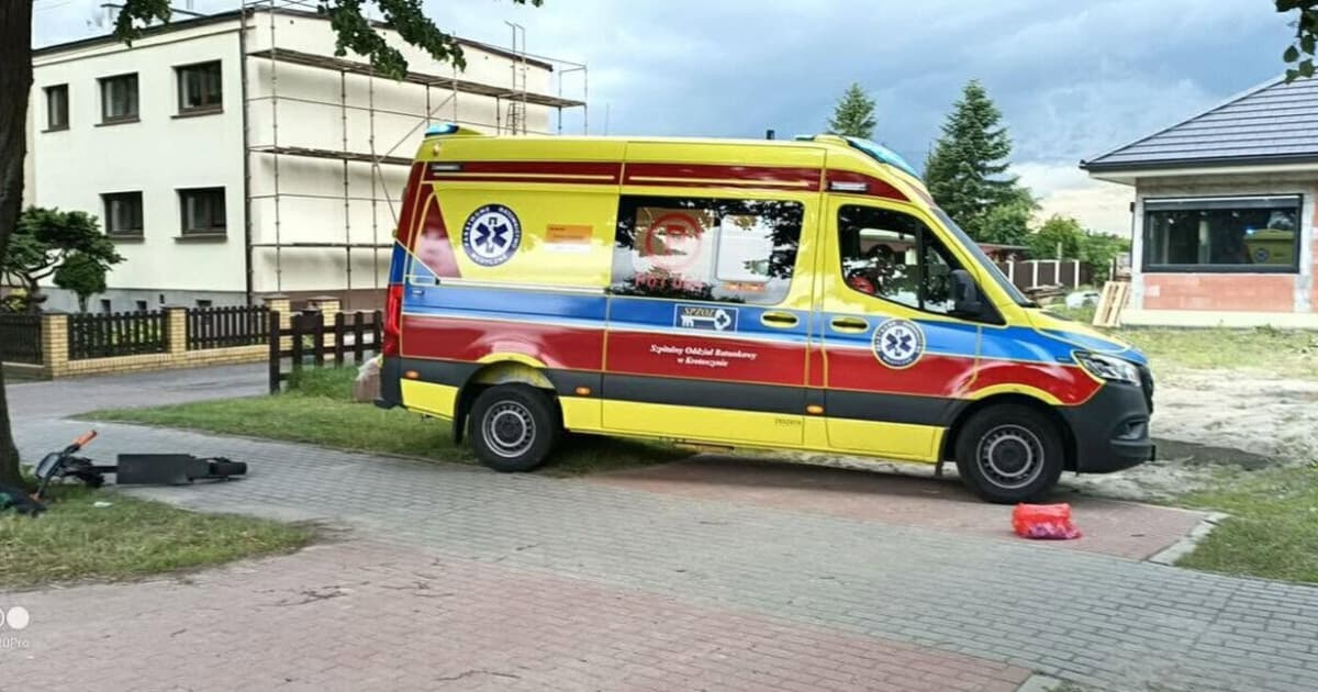 Wypadek w Pępowie. Pijany 27-latek na hulajnodze elektrycznej uderzył w drzewo