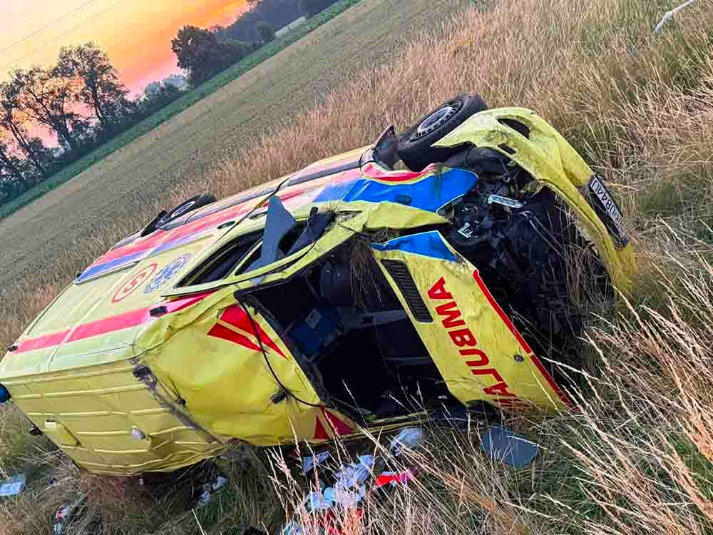 Wypadek karetki. Medycy walczą o życie, jest pilny apel