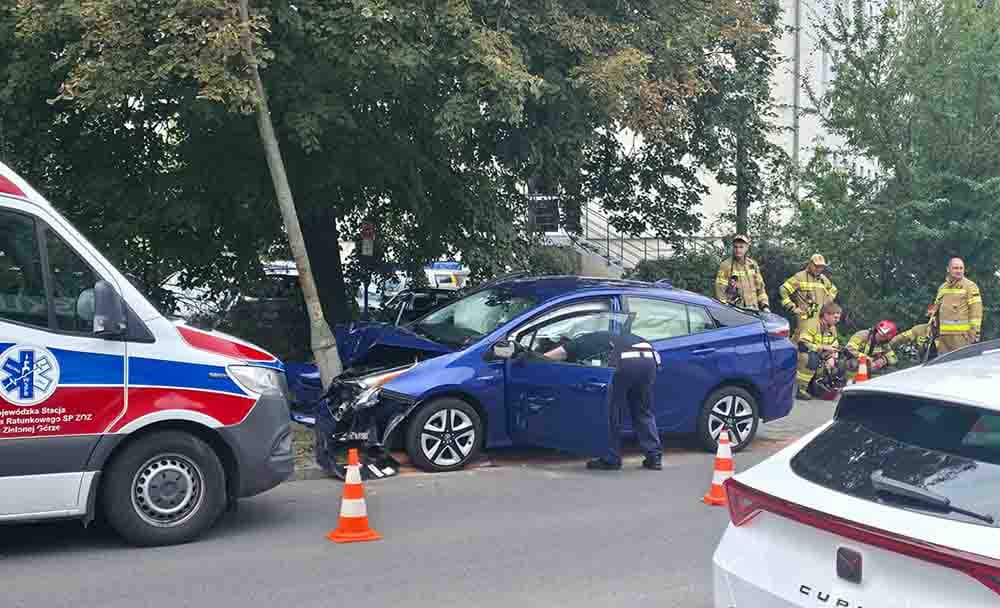 Zielona Góra. Wypadek w centrum miasta, Toyota uderzyła w lampę