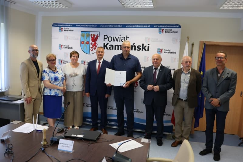 Nowy społeczny opiekun zabytków w Powiecie Kamieńskim Opublikowano: 25/06/2026 Dziś podczas posiedzenia Zarządu Powiatu w Kamieniu Pomorskim odbyło się uroczyste wręczenie zaświadczenia oraz legitymacji potwierdzających nadanie uprawnień społecznego opiekuna zabytków panu Jackowi Ukowskiemu, mieszka