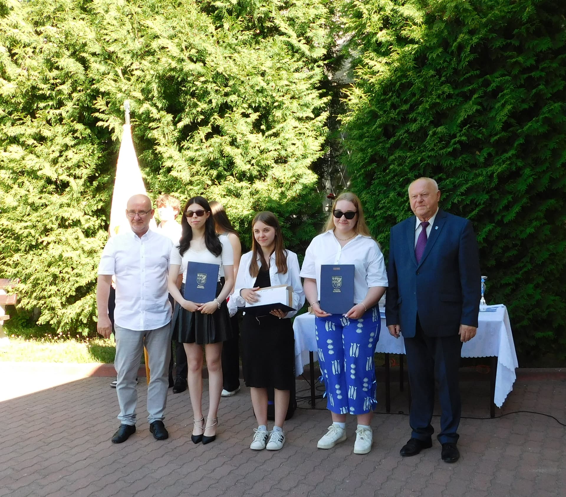 Uroczyste zakończenie roku szkolnego 2025/2026 – gratulujemy naszym… Opublikowano: 29/06/2026 W miniony piątek w szkołach prowadzonych przez Powiat Kamieński odbyły się uroczyste zakończenia roku szkolnego 2025/2026.