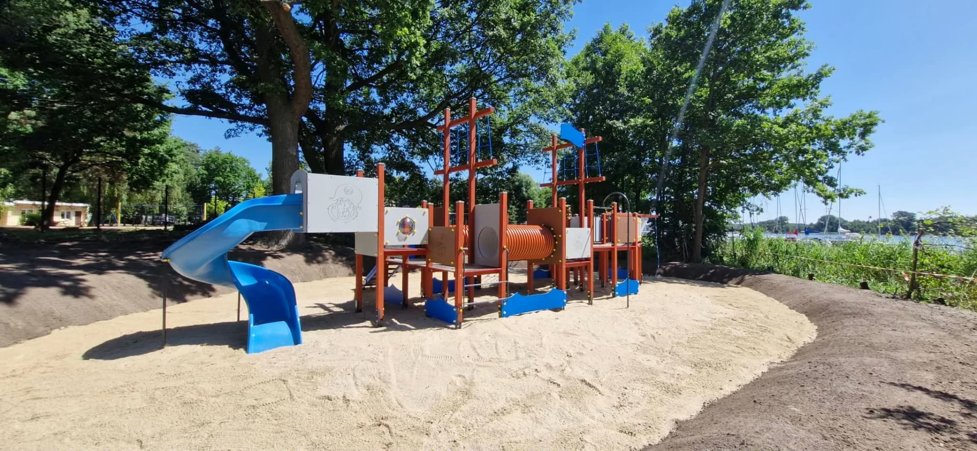 VIDEO · WiadomościNowy plac zabaw przy Ośrodku Żeglarskim nad Jeziorem Dominickim