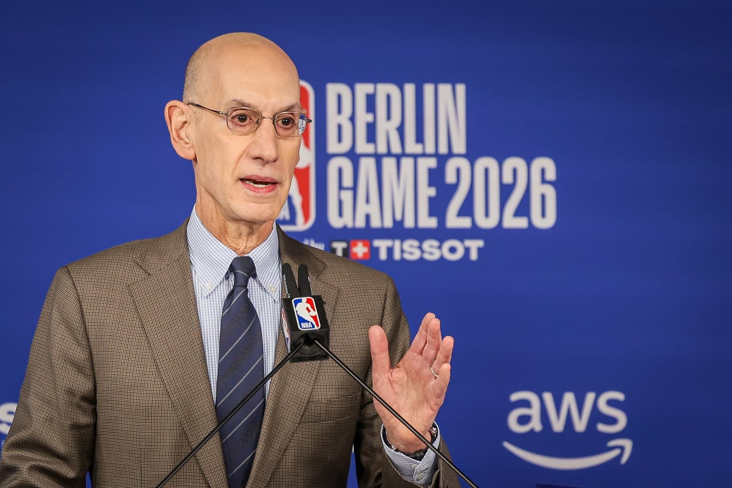 NBA: Komisarz ma związane ręce. Pospiesza LeBrona, bo czeka na jego decyzję
