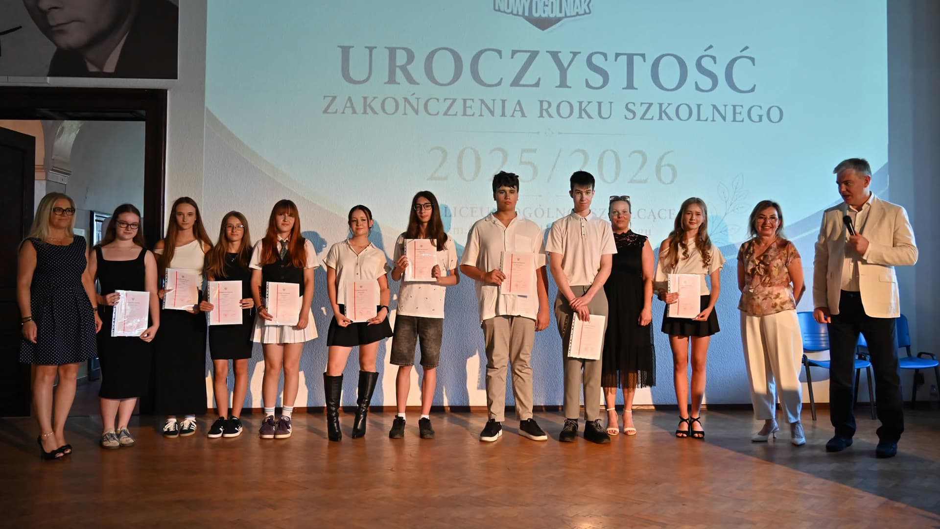 Ostatni dzwonek w powiatowych szkołach. Stypendia dla wyróżniających się uczniów i sportowców