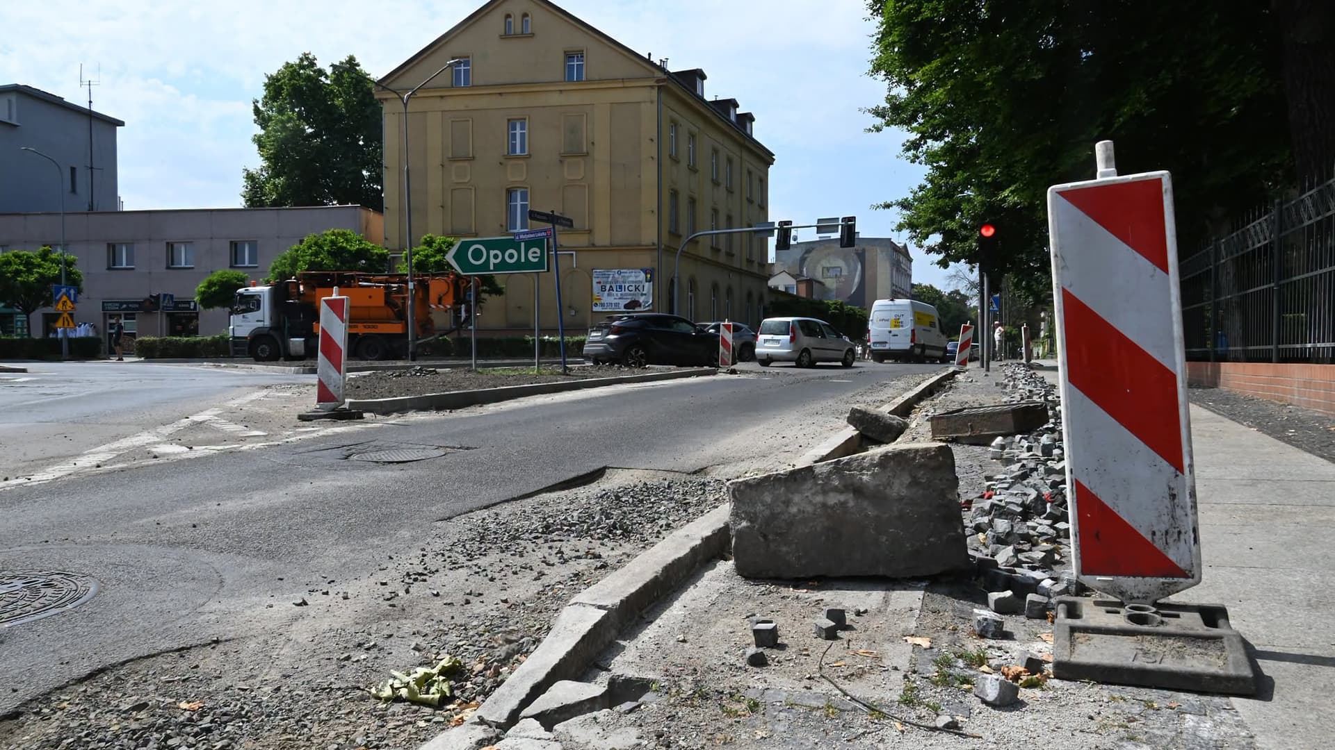 Trwają prace drogowe przy ul. Piastowskiej w Brzegu