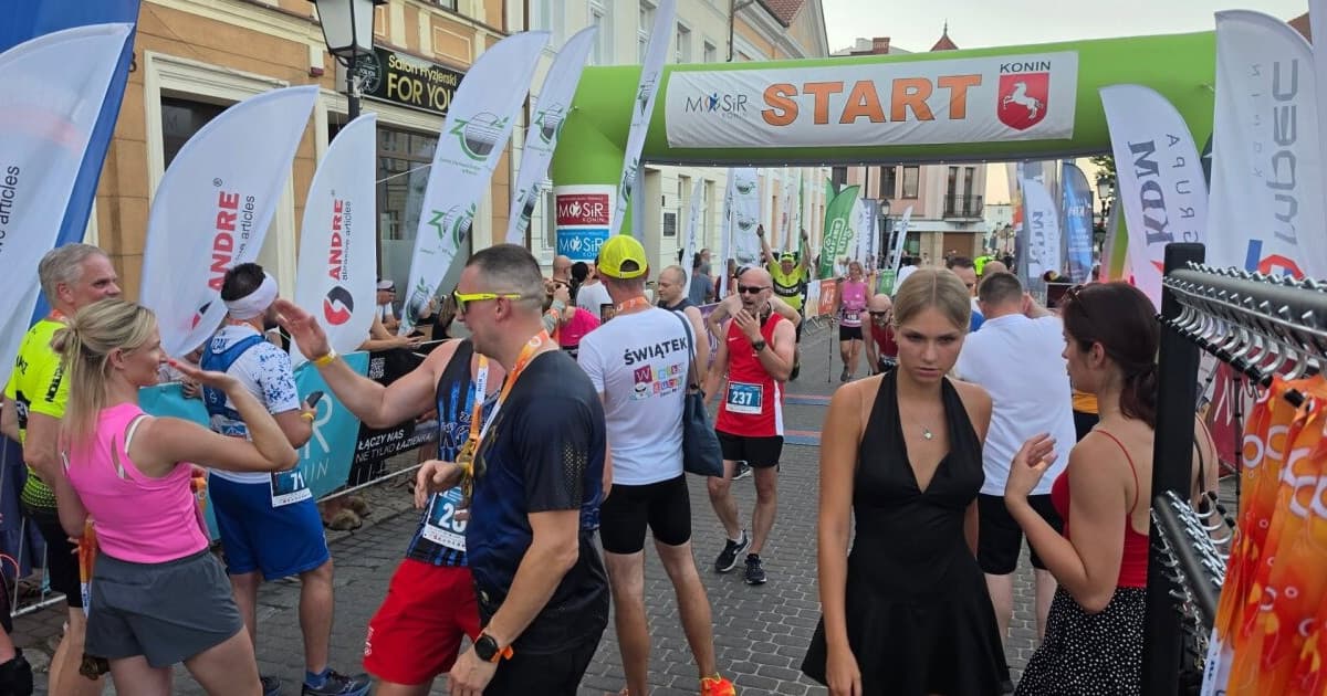 Zawodników wspierali mieszkańcy z wężami ogrodowymi
