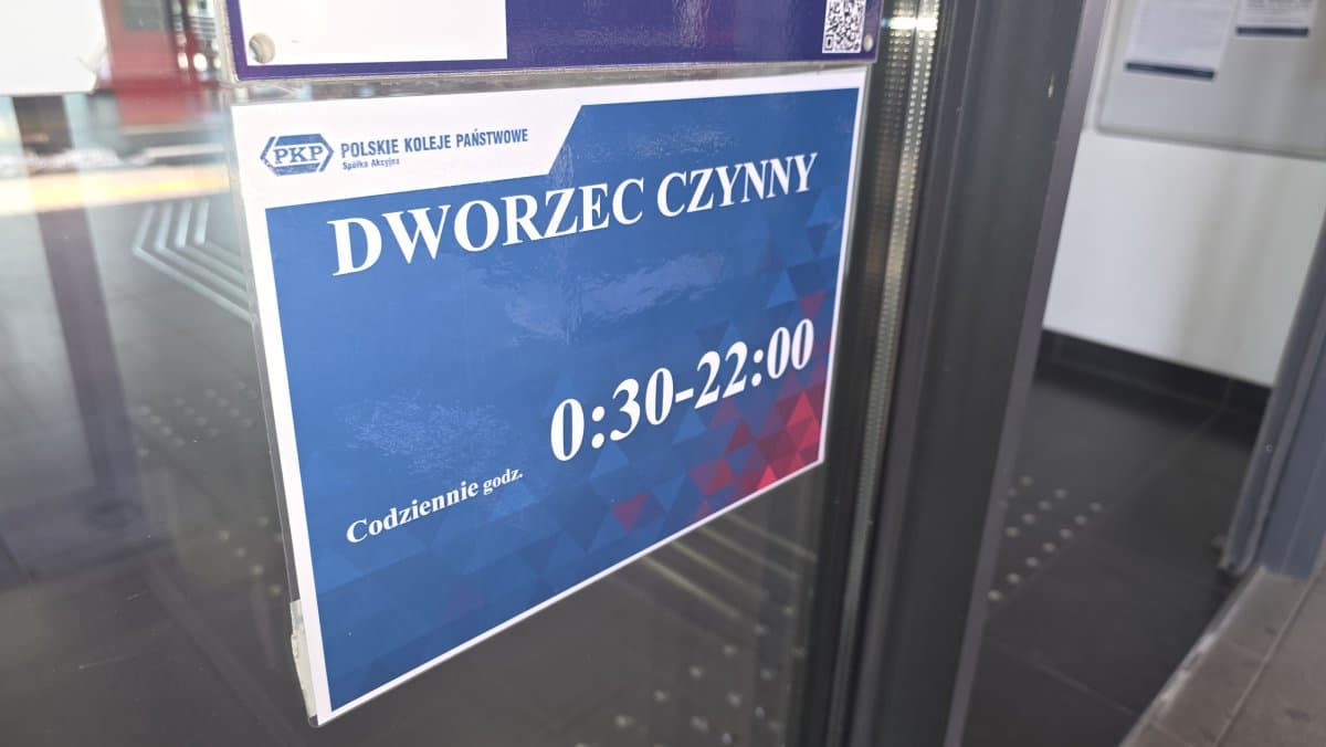 Poczekalnia dworca w Gnieźnie dla pasażera – zza szyby