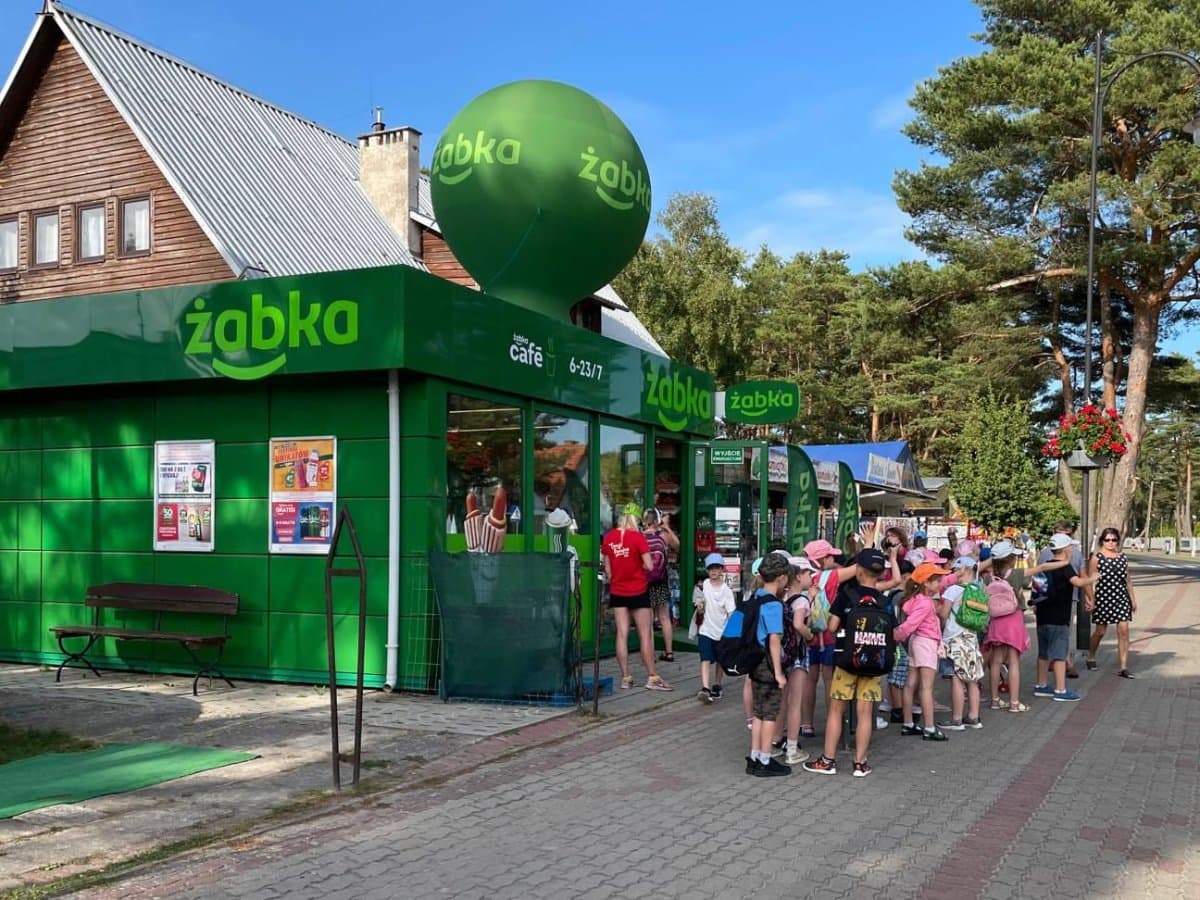 Żabka podąża za letnimi klientami. Wakacyjne sklepy nad jeziorami