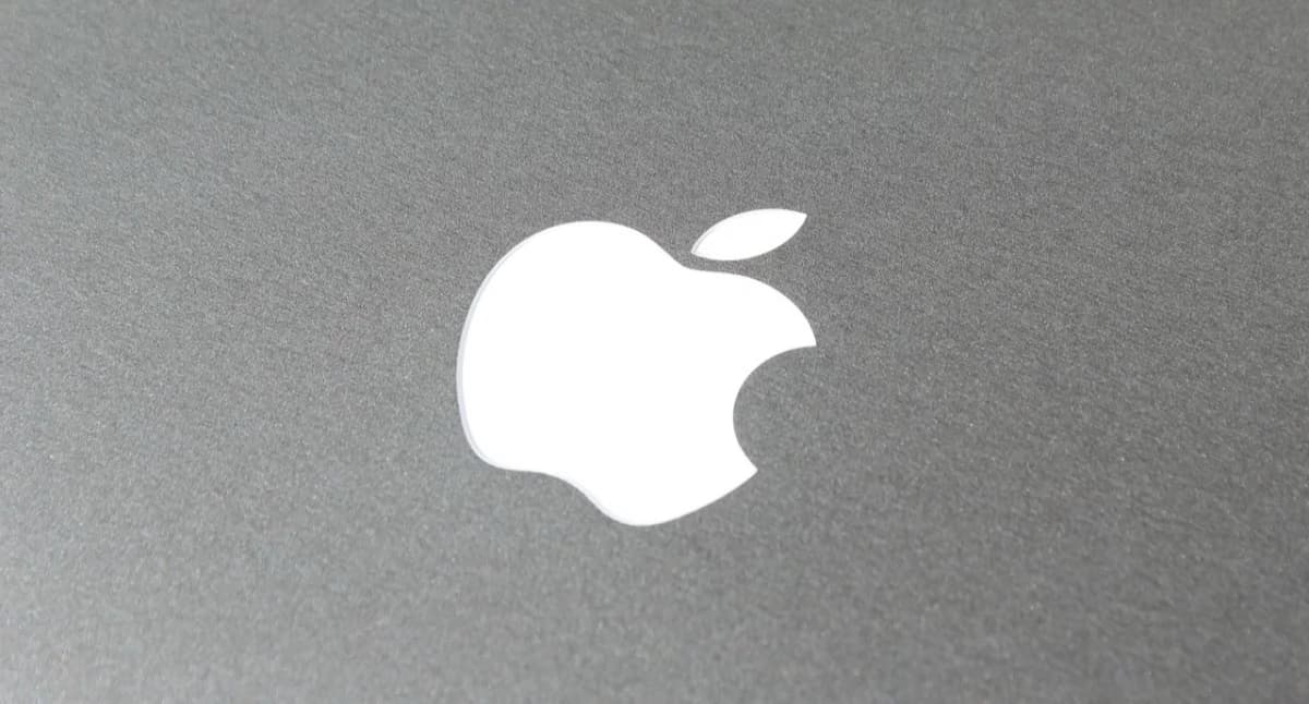 Lekki laptop do podróży i pracy zdalnej - dlaczego użytkownicy wybierają MacBooka?