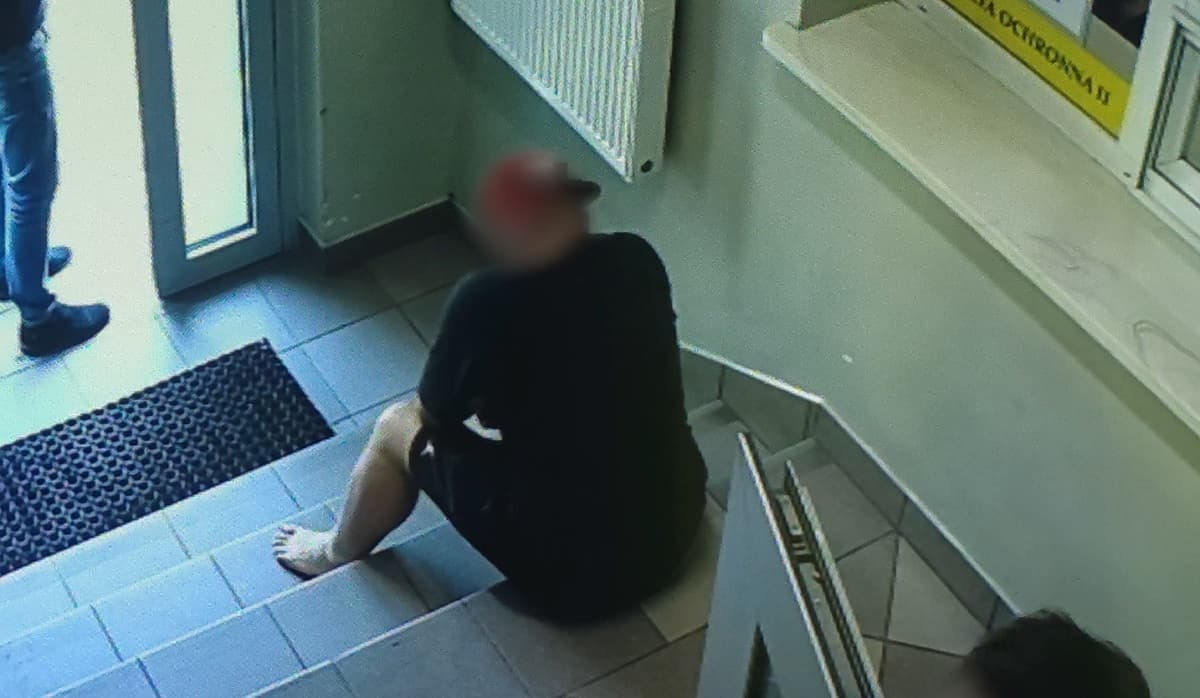 Ukradł złoty łańcuszek w salonie jubilerskim w Mielcu i schował się w komendzie policji