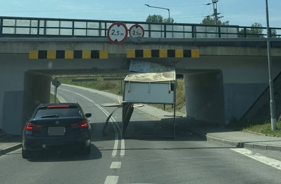 Dostawczak zahaczył o wiadukt w Sędziszowie Małopolskim. Policja szuka kierowcy