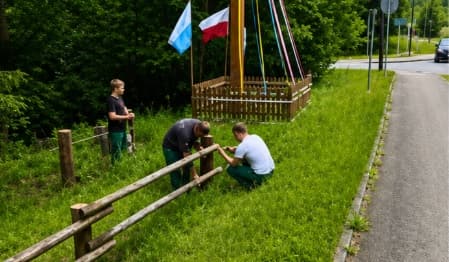 Osadzeni wyremontowali ogrodzenie przy mogile ułanów