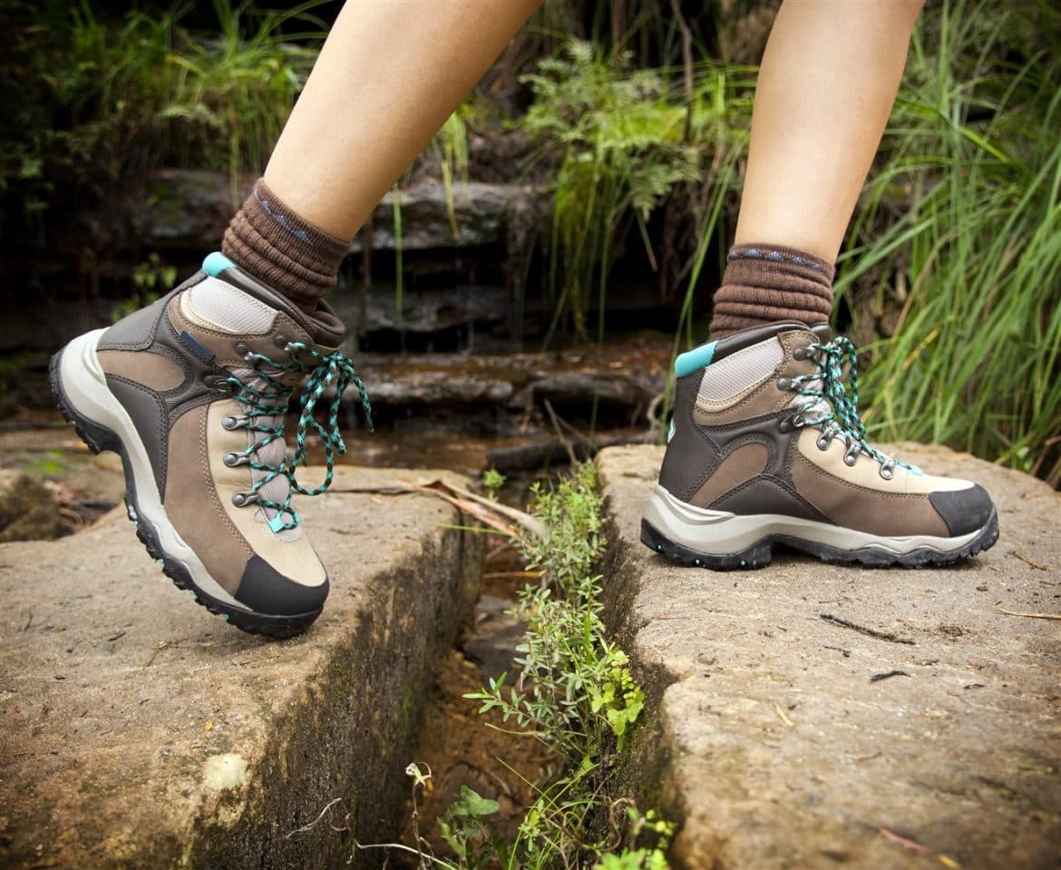 Buty trekkingowe damskie niskie vs wysokie. Zalety, wady oraz fasony na ten sezon