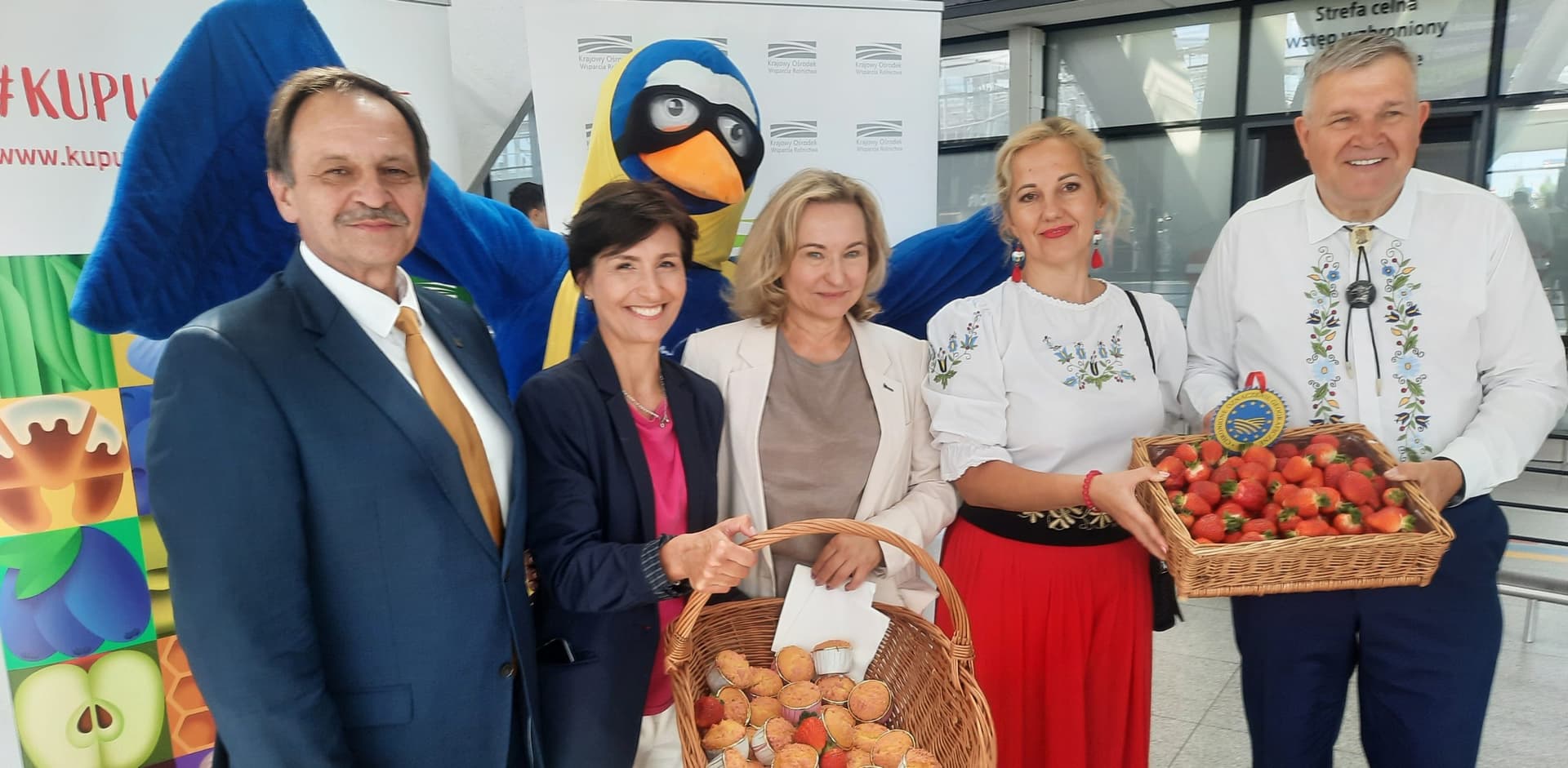 Truskawka kaszubska na gdańskim lotnisku. LOT rozdaje słodycze pasażerom rejsów krajowych
