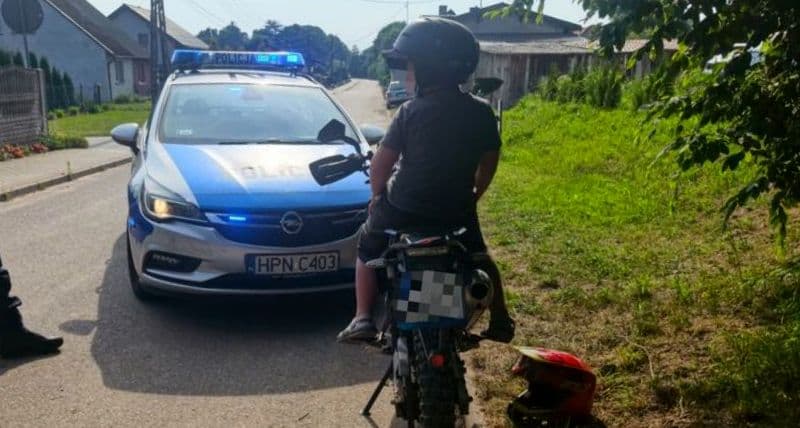 Za młodzi na motocykl i… mandat. 15-latek za kierownicą, 8-latek pasażerem, a ukarany ojciec