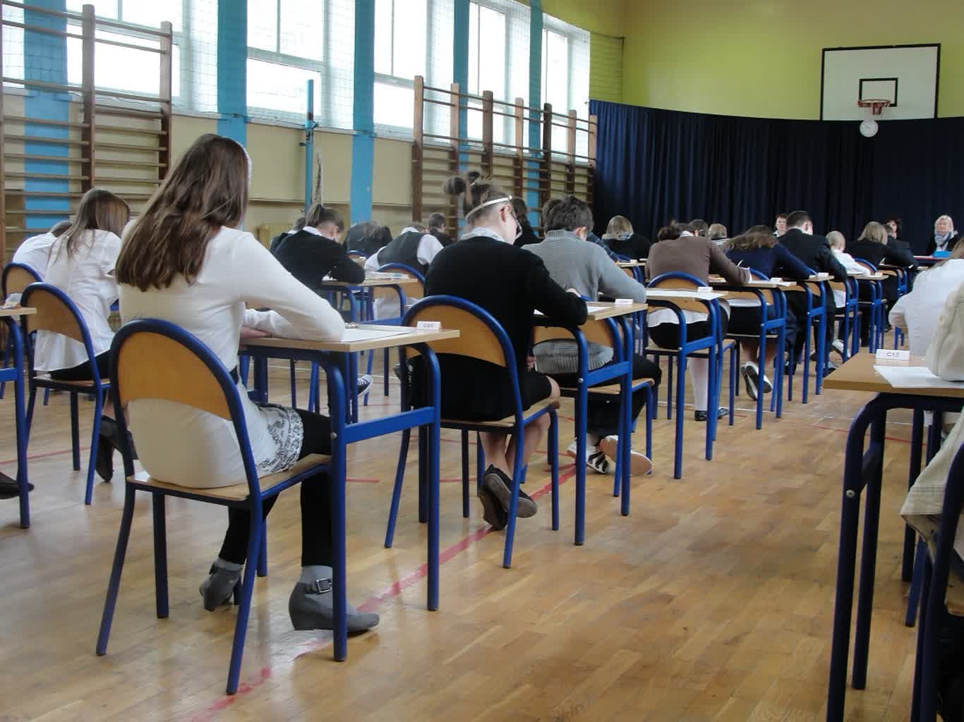 Ósmoklasiści sprawdzają wyniki. Do wtorku muszą złożyć dokumenty