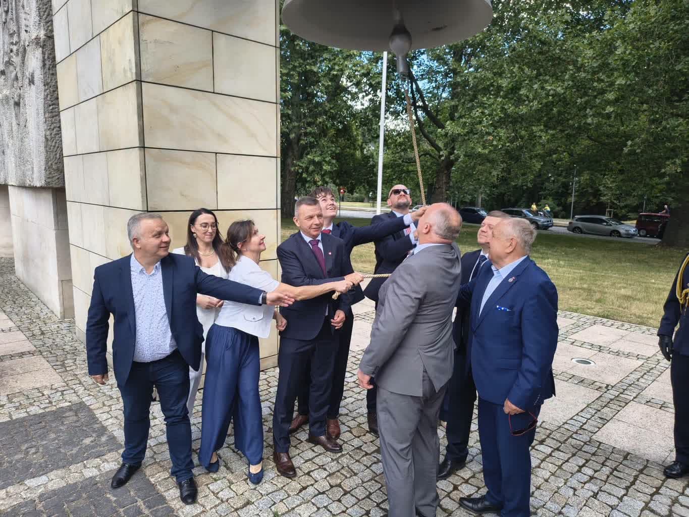 Uderzyli w Dzwon Pokoju