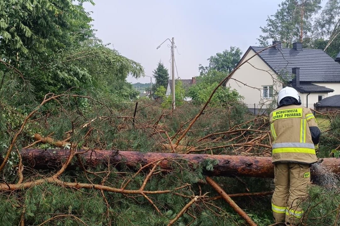 Burze nad regionem świętokrzyskim. Strażacy w akcji