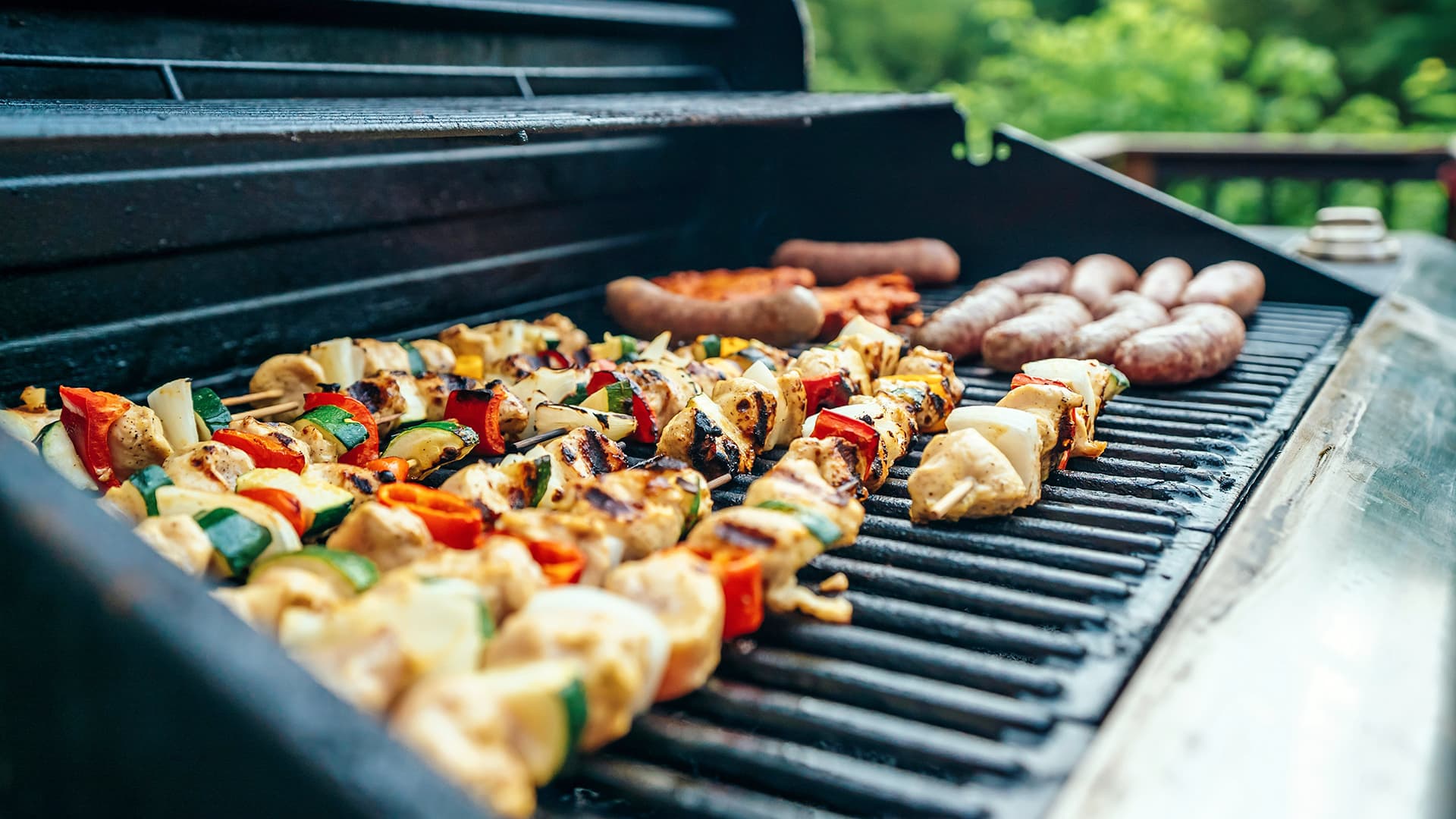 Grill, lody i wakacyjne wyjazdy. Jak jeść latem zdrowiej bez dużych wyrzeczeń i restrykcji?