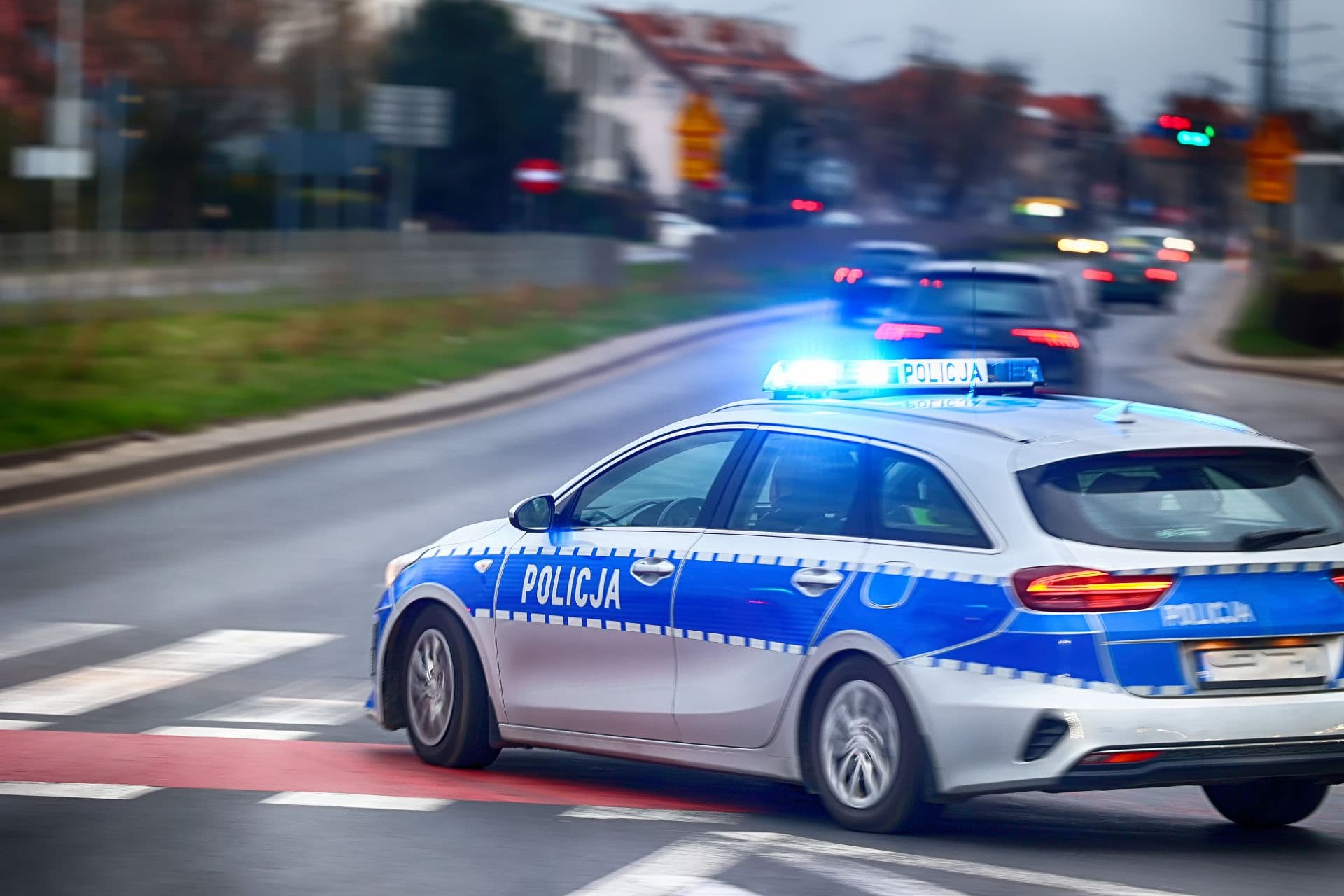 Szaleńczy pościg ulicami Olsztyna. Kierowca spowodował kolizje, porzucił auto i uciekł pieszo