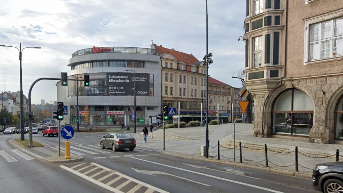 Nadzór budowlany zabezpieczył teren przy „okrąglaku”. Trwa kontrola kamienicy i podziemi