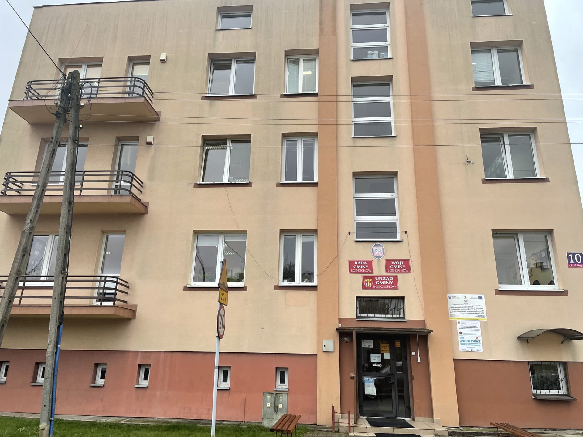 Interesanci w Urzędzie Gminy Bodzechów muszą liczyć się z utrudnieniami