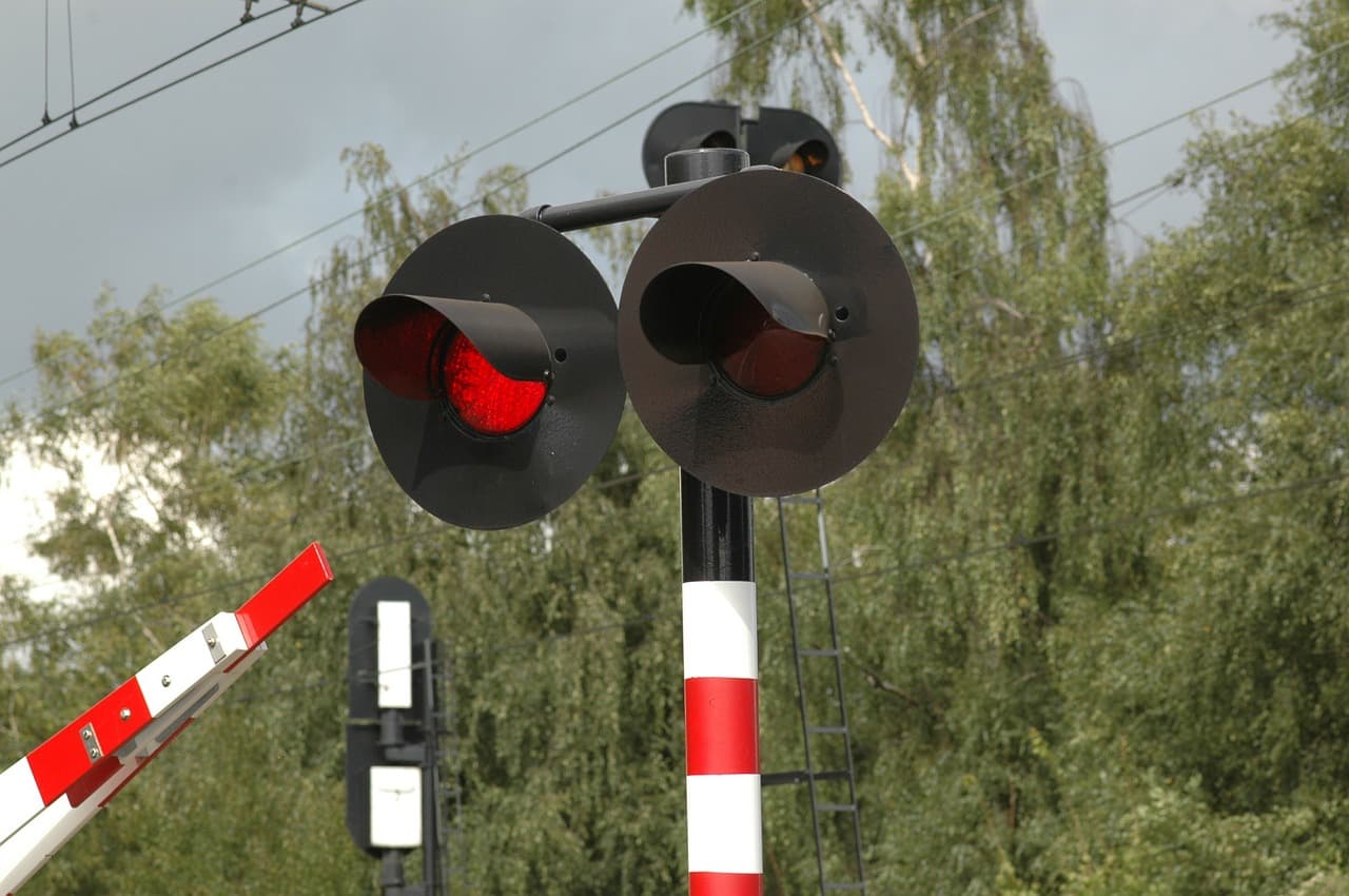 Pociąg miażdży auto jak puszkę. Mocny apel kolejarzy do kierowców