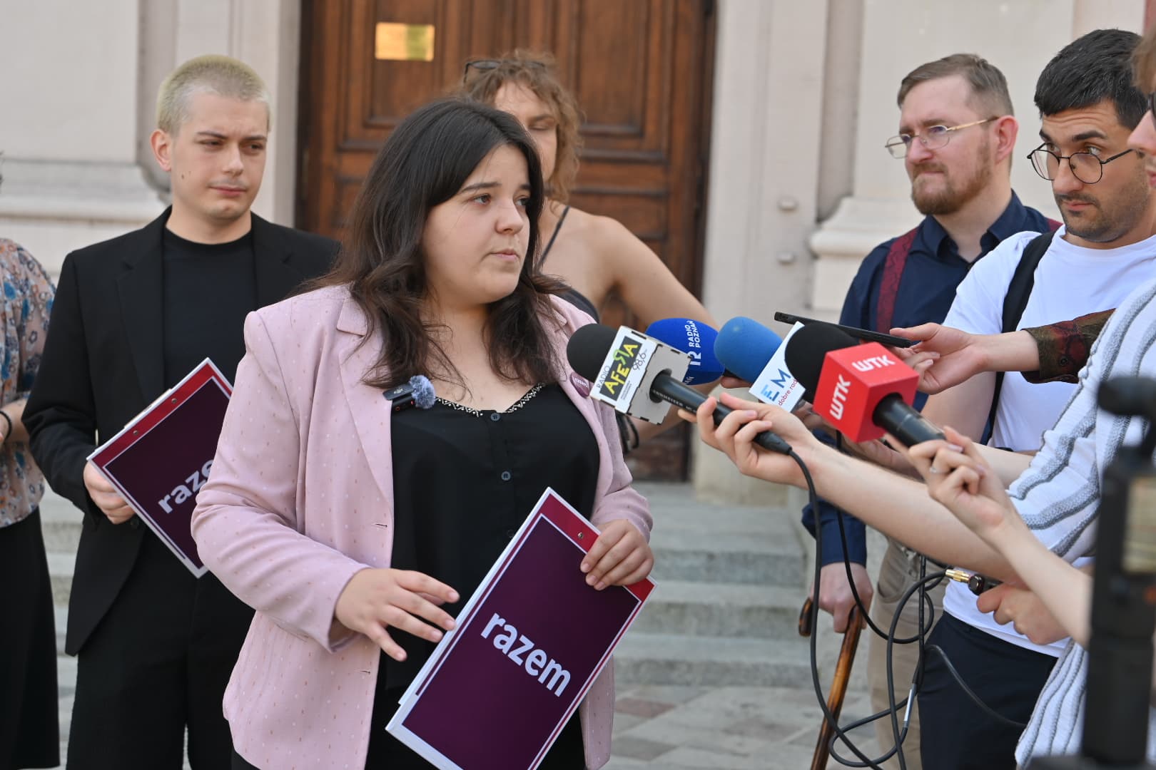 Duszno w tramwajach, gorąco w urzędach. Razem krytykuje władze Poznania