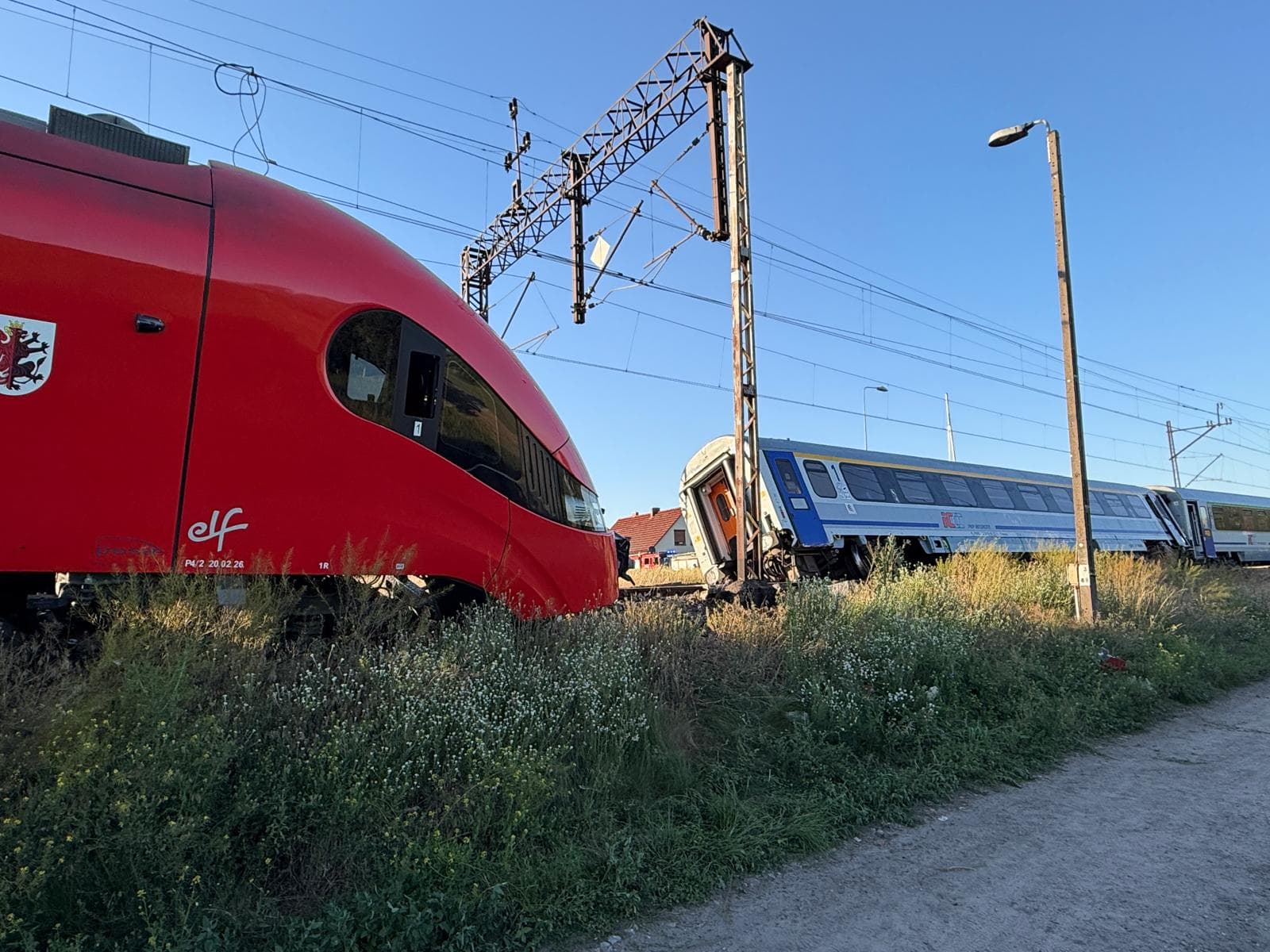 Wróciły pociągi po zderzeniu w Białośliwiu. Na razie po jednym torze