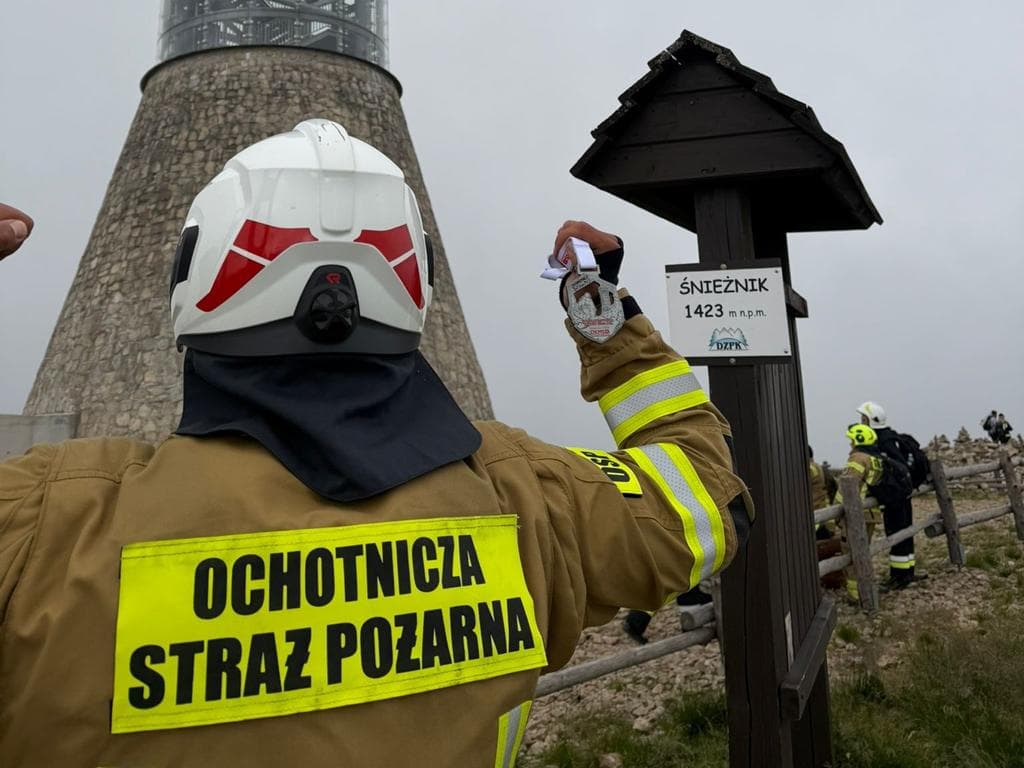 Dwa tysiące strażaków weszło na Śnieżnik, by promować dawstwo szpiku Kraj