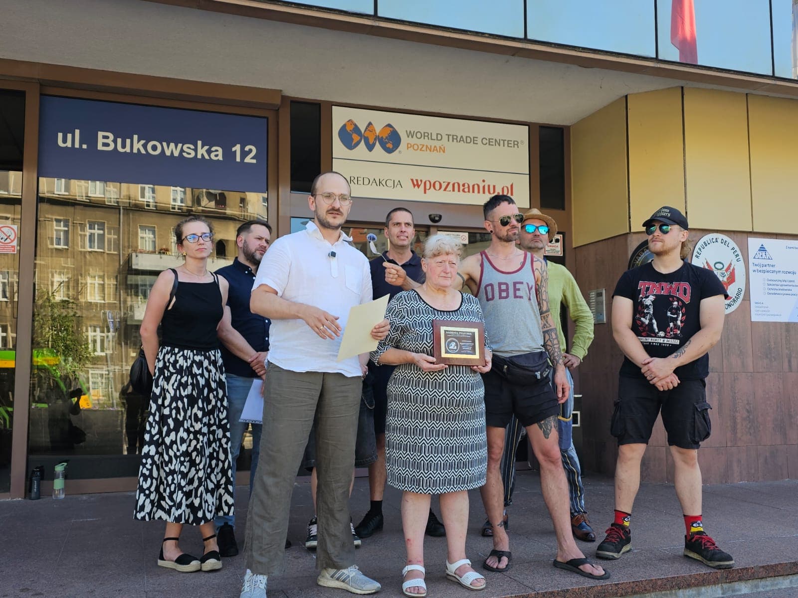 Nie udało się wręczyć "Pulicera". Prześmiewczy happening pod poznańską redakcją