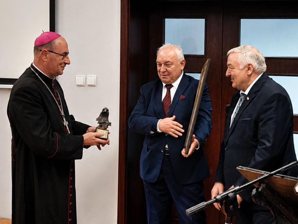 Orzeł Jana Karskiego dla prymasa Polski. Uhonorowano abp. Wojciecha Polaka