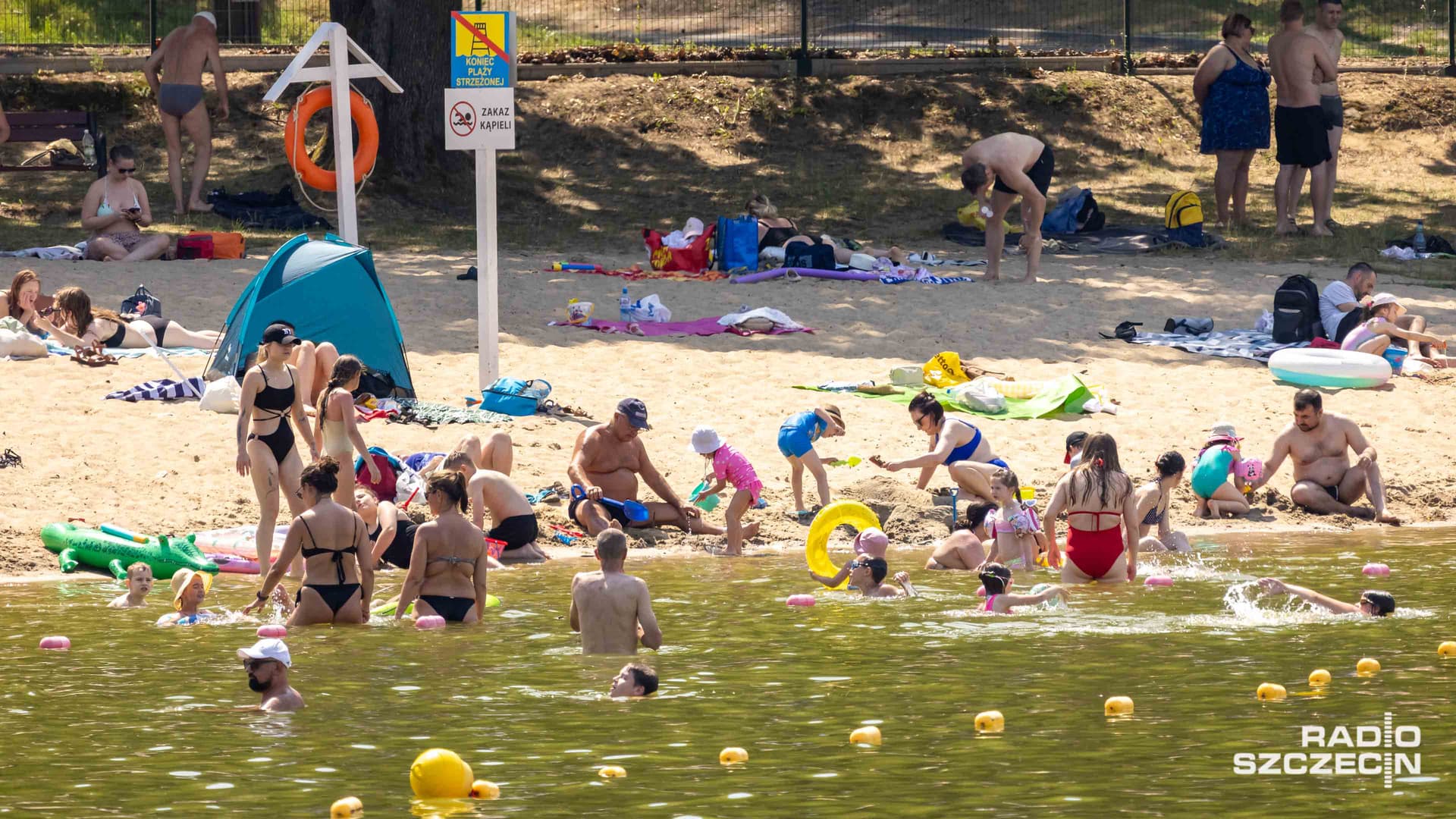 Oblężona plaża nad jeziorem Głębokie [ZDJĘCIA]