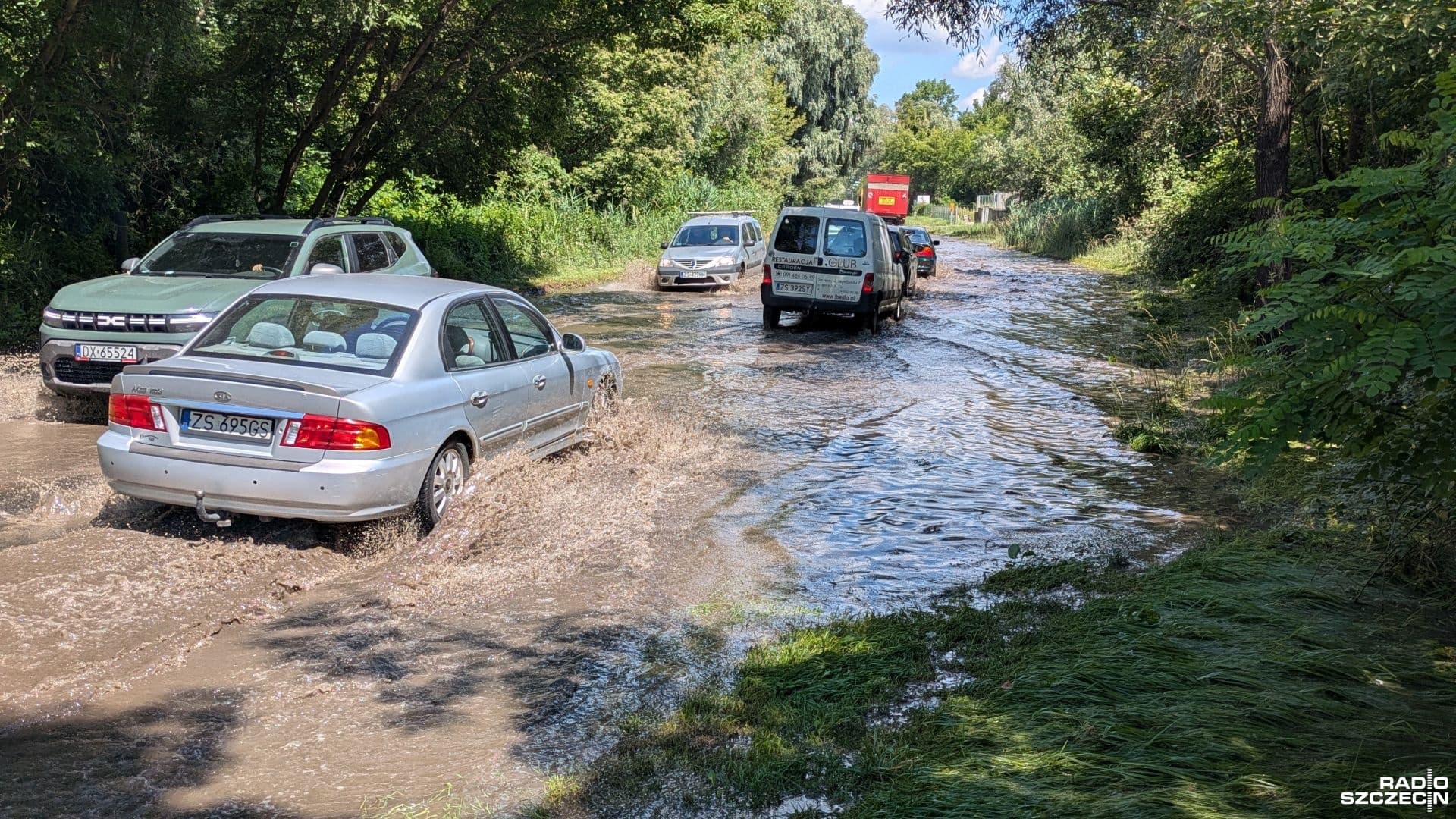 Pękła rura w Szczecinie, ulica zalana
