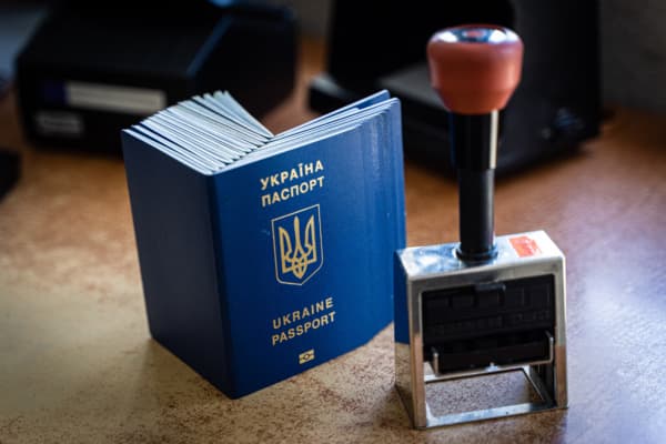 Sześć fałszywych stempli w paszporcie. Sprawa trafi do sądu